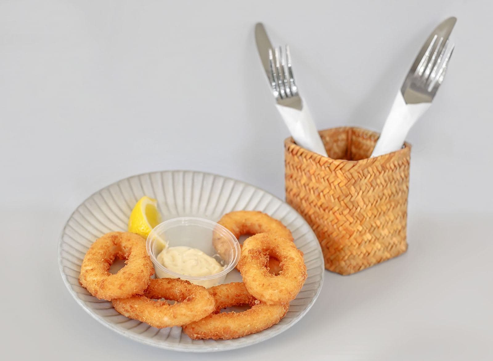 Crispy calamari with lemon