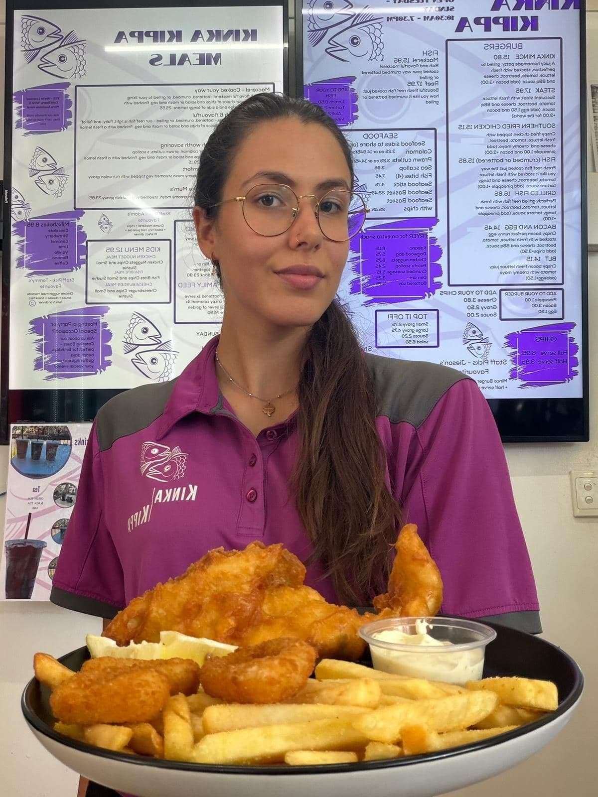 Kinka Kippa team member serving a plate of fish and chips